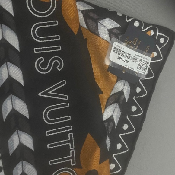 Brand new Louis Vuitton shawl. Tags still on. In box with duster bag. - Picture 3 of 5